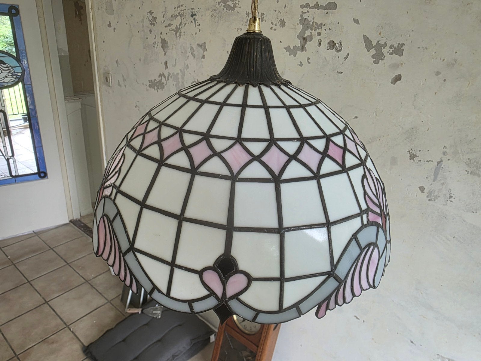 Prachtige Tiffany-stijl hanglamp met roze bloemmotief, Huis en Inrichting, Ophalen, Glas