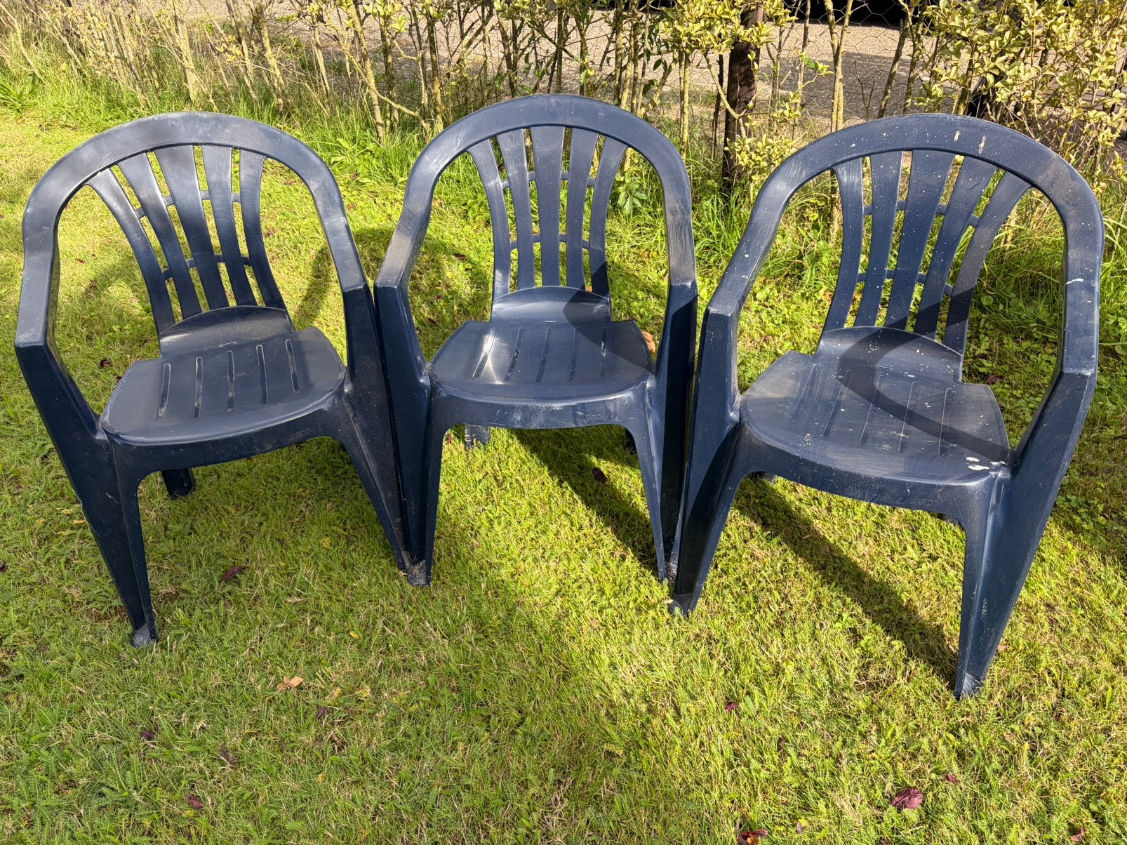 3 blauwe plastic tuinstoelen, Ophalen, Gebruikt, Plastic