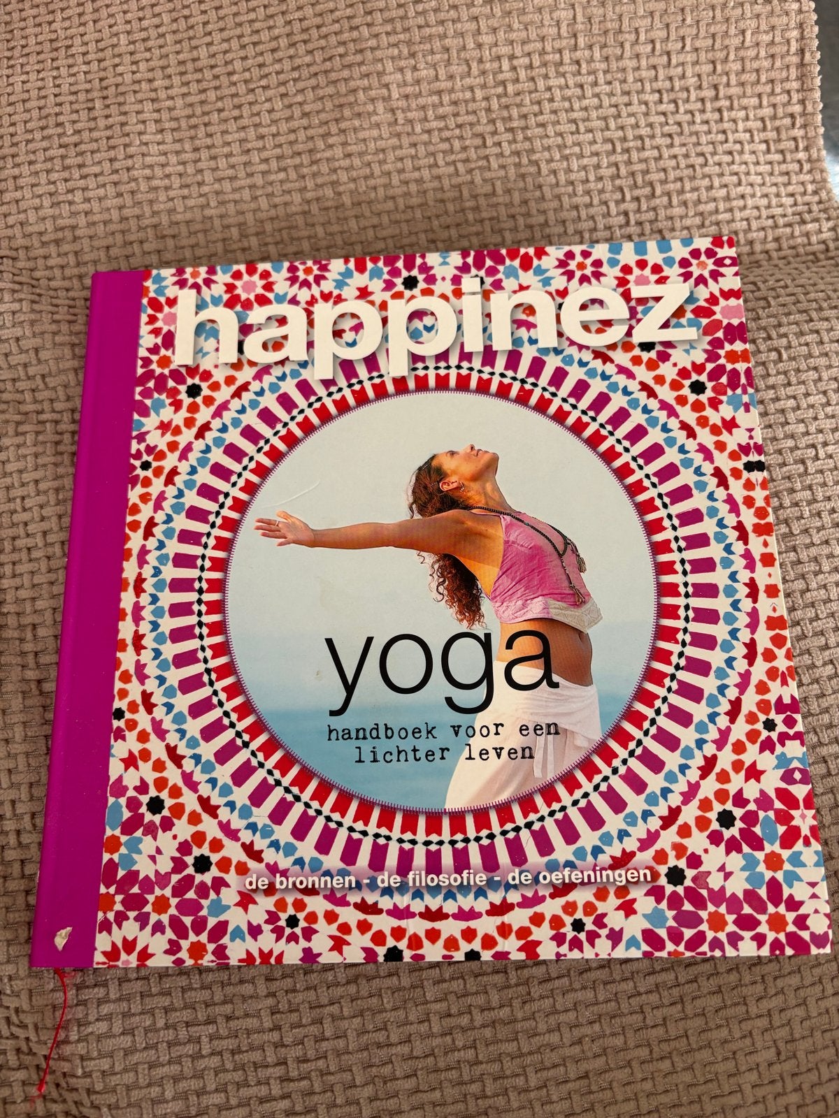 Happinez Yoga: Handboek voor een lichter leven, Ophalen of Verzenden, Zo goed als nieuw, Meditatie of Yoga, Instructieboek