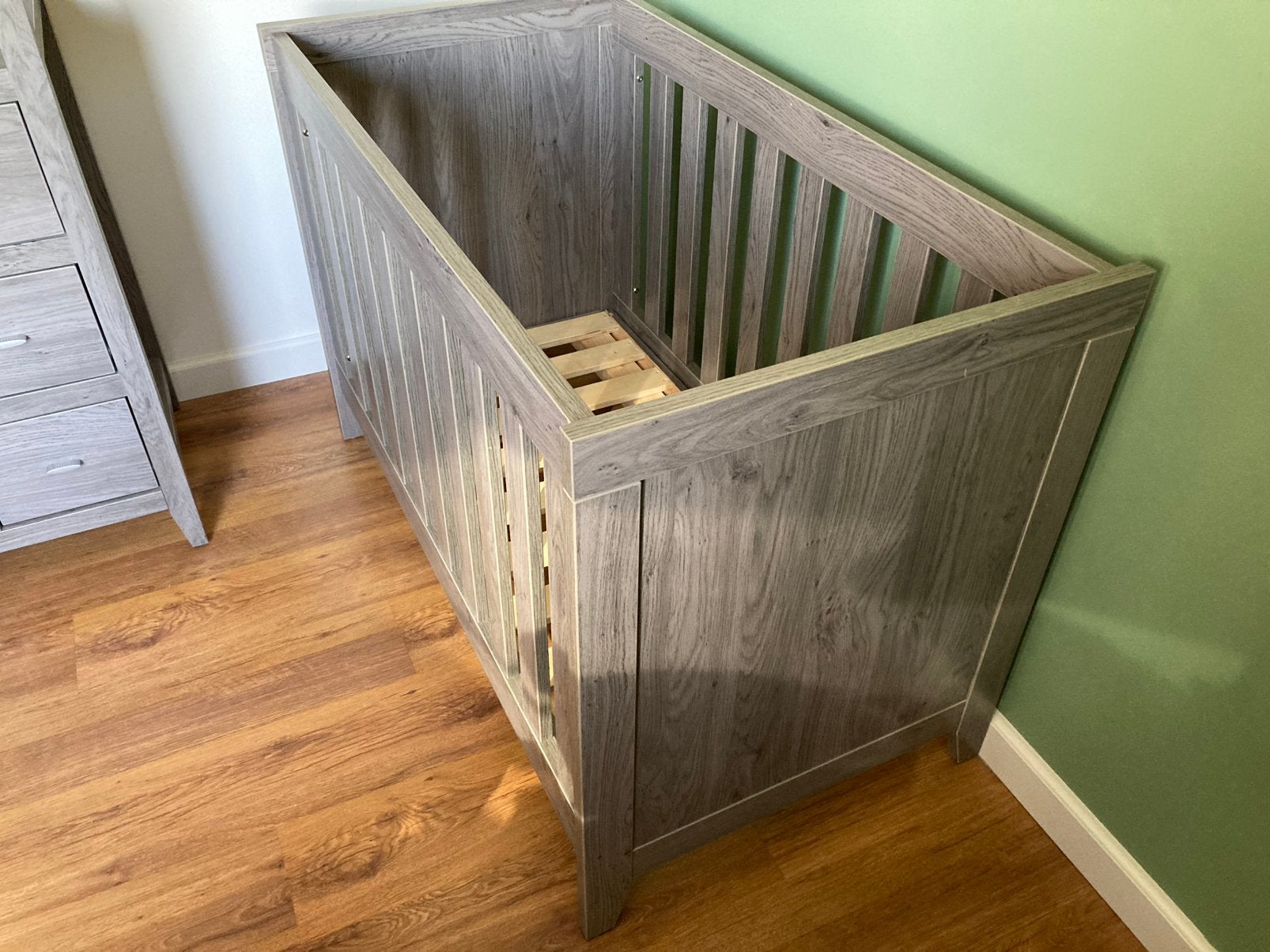 Babykamer houtlook grijs commode, ledikant en plank, Kinderen en Baby's, Kinderkamer | Complete kinderkamers, Ophalen, Gebruikt