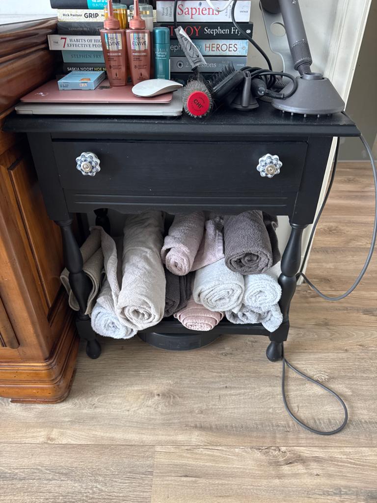 Zwart toilet/handoeken kastje upcycled, Huis en Inrichting, Tafels | Sidetables, Ophalen, 50 tot 100 cm, Zo goed als nieuw, 25 tot 50 cm
