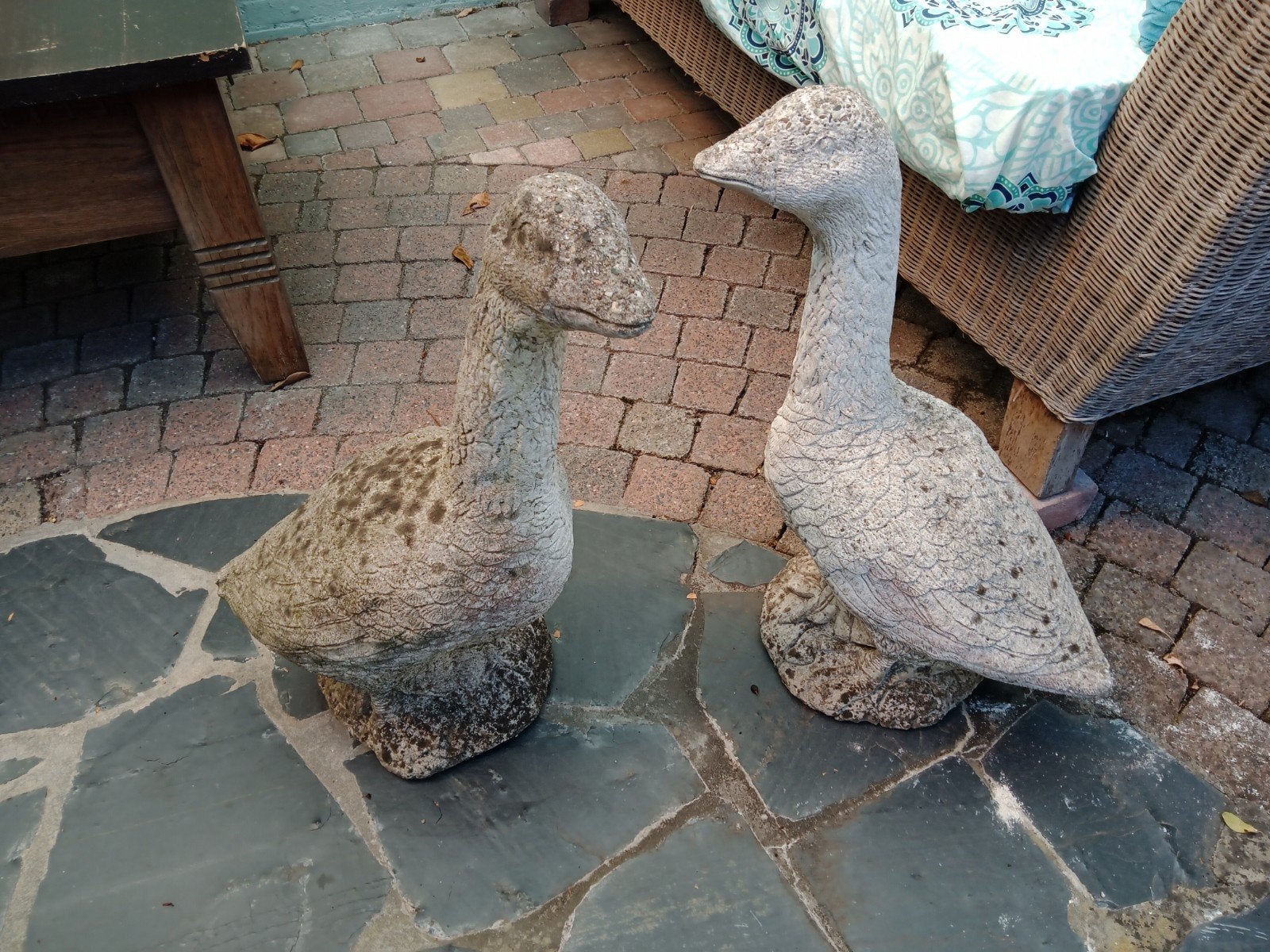 Te koop twee betonnen ganzen, Ophalen