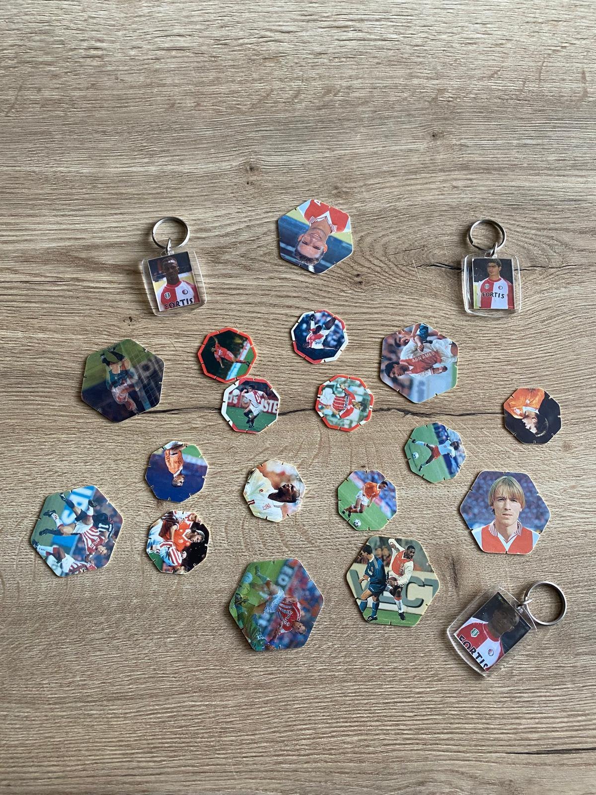 Vintage voetbal flippo’s + Feyenoord sleutelhangers, Ophalen of Verzenden, Losse flippo's