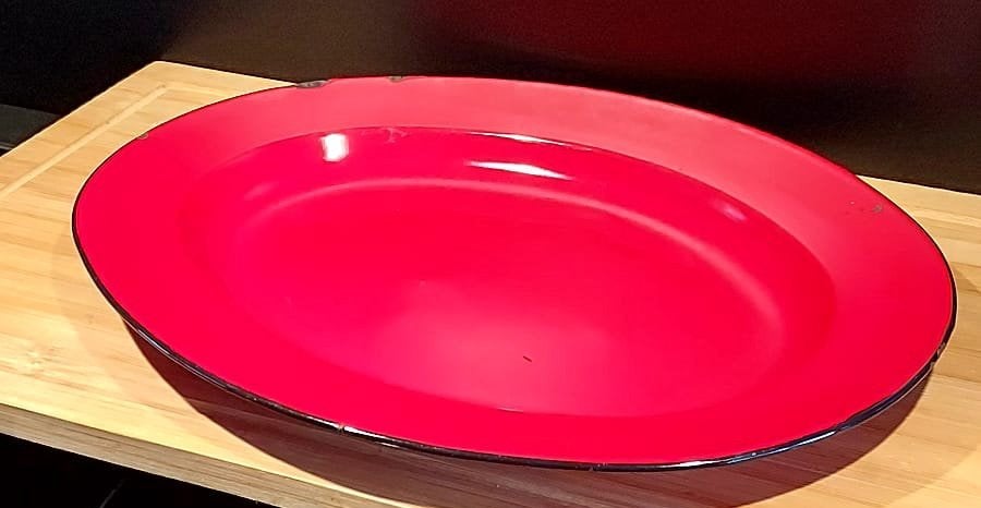 Vleesschaal rood met zwarte rand, Ophalen of Verzenden
