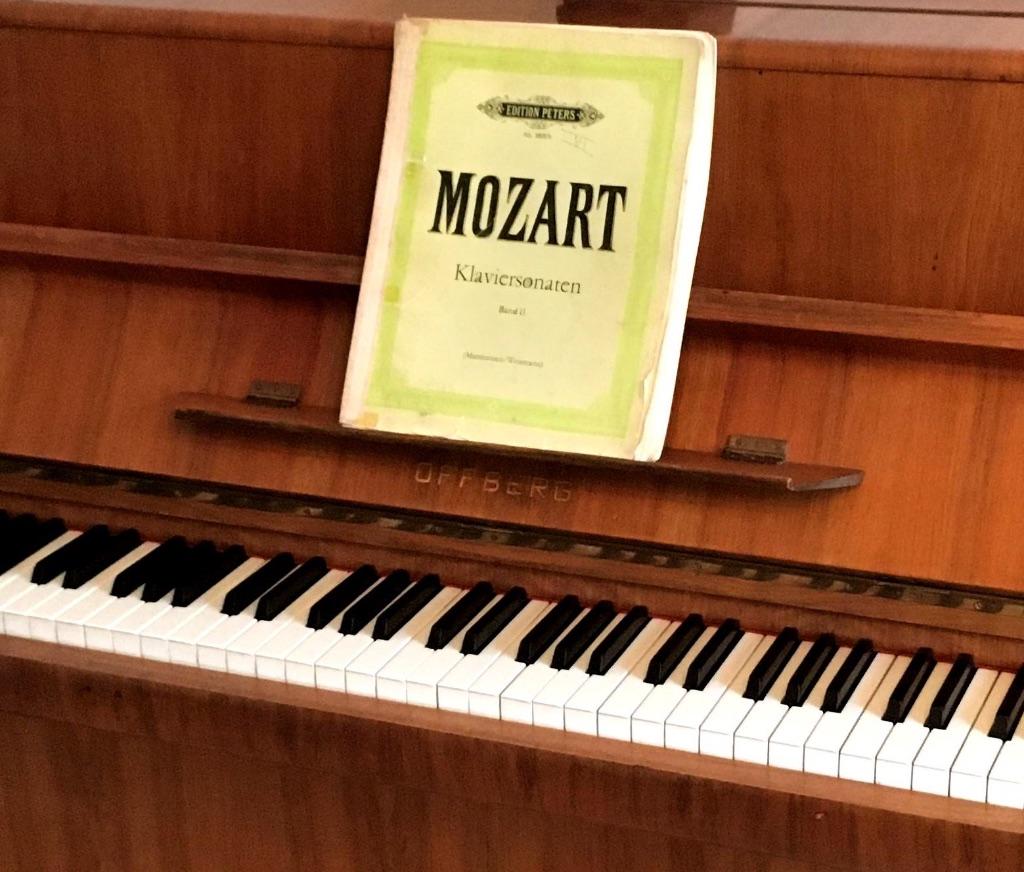 Piano, Muziek en Instrumenten, Piano's, Ophalen, Bruin, Zo goed als nieuw, Piano