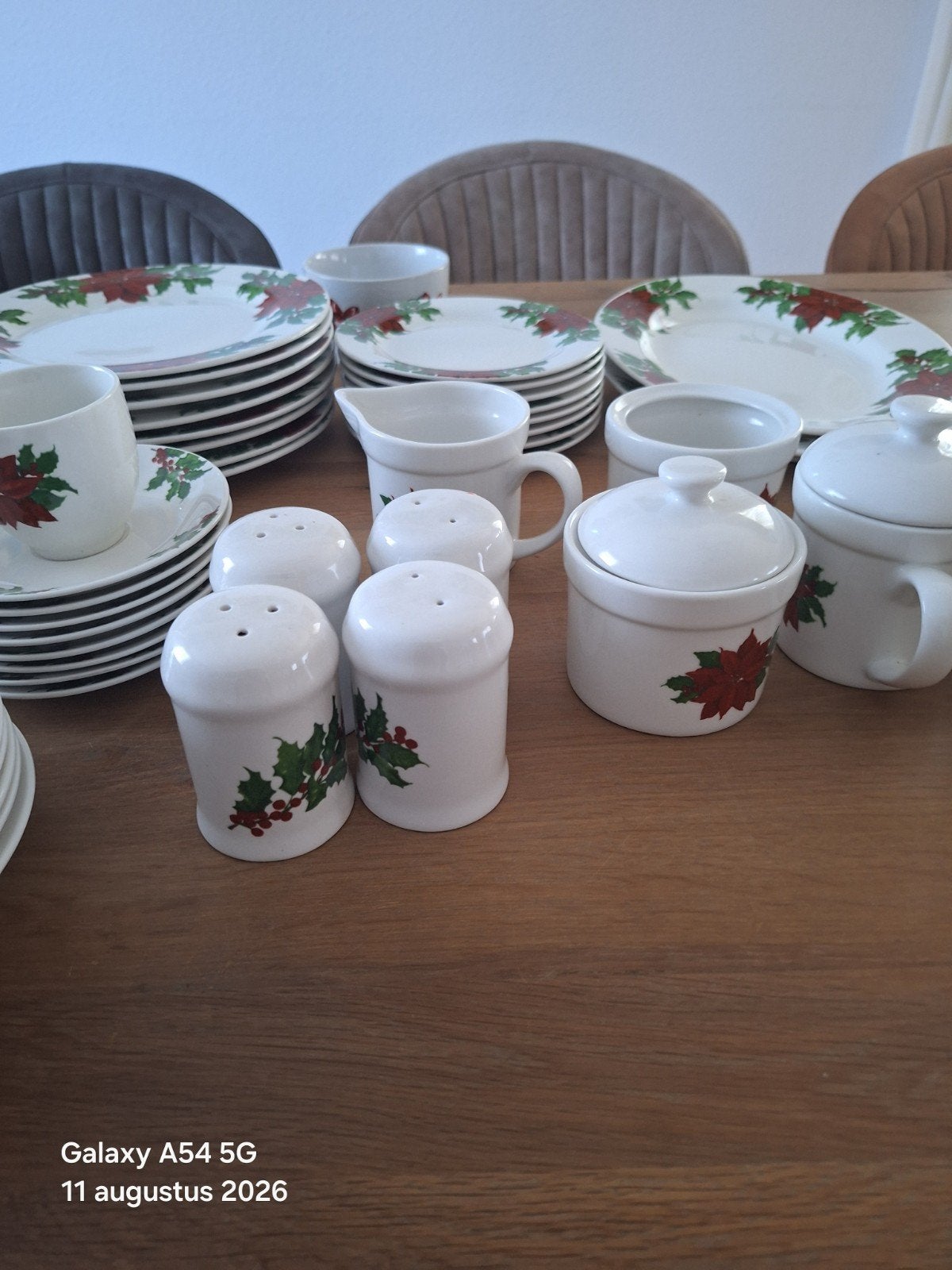 Kerstservies met 8 Borden, Kopjes, Schotels en Kommetjes, Huis en Inrichting, Ophalen, Zo goed als nieuw, Keramiek, Compleet servies