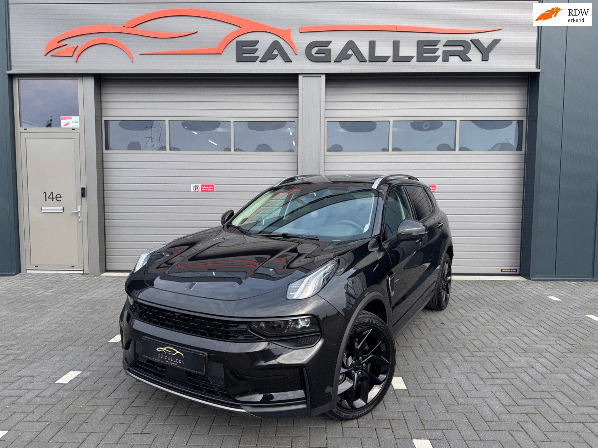Lynk & Co 01 1.5 Bomvol Black Edition 261PK 360°Camera Zwar, Auto's, Dealer onderhouden, Zwart, Bedrijf, 1854 kg