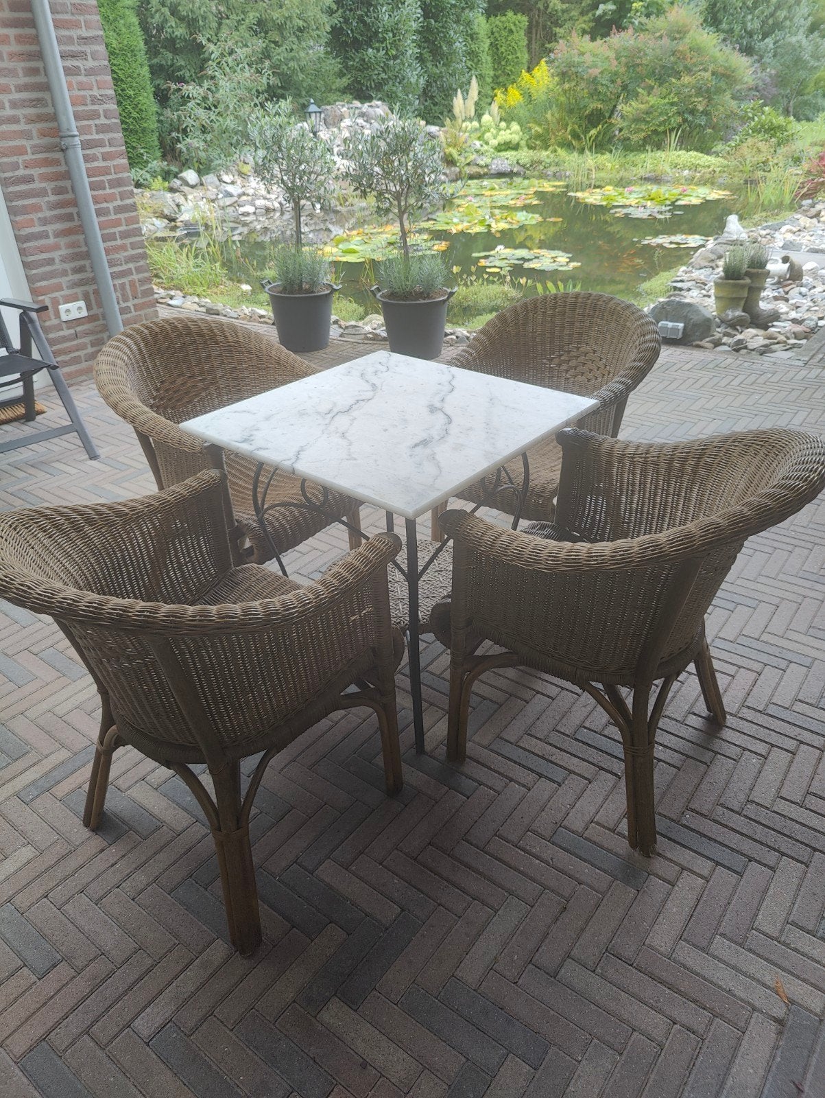 Terrasset met marmeren blad (zwaar) tafel en 4 rieten stoele, Ophalen, Bruin, Zo goed als nieuw, Metaal