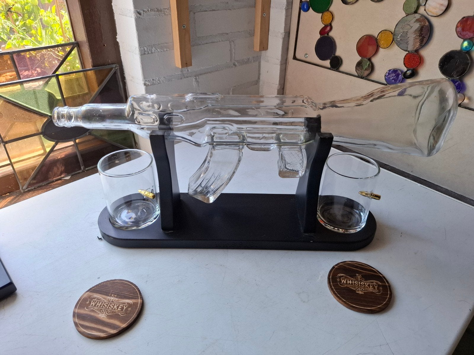 AK-47 Karaf met 2  glazen en onderzetters, Ophalen of Verzenden, Zo goed als nieuw, Glas