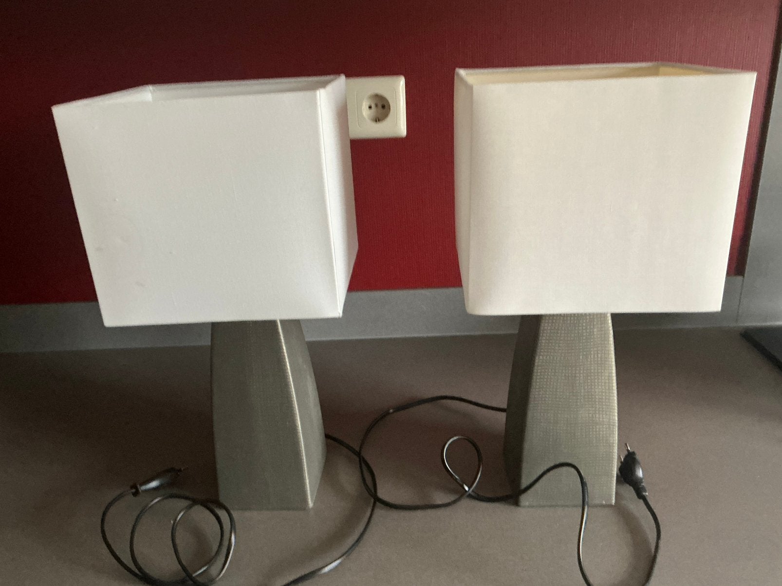 Te koop 2 tafellampen met stenen voet en witte kappen, Gebruikt, Overige merken, 42 cm, Met kap