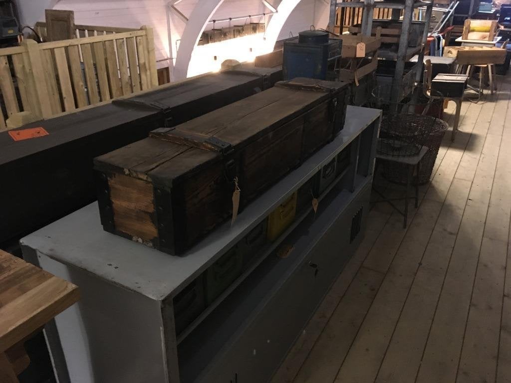 Foto 20 van Hele gave gebrande en geborstelde houten legerkisten