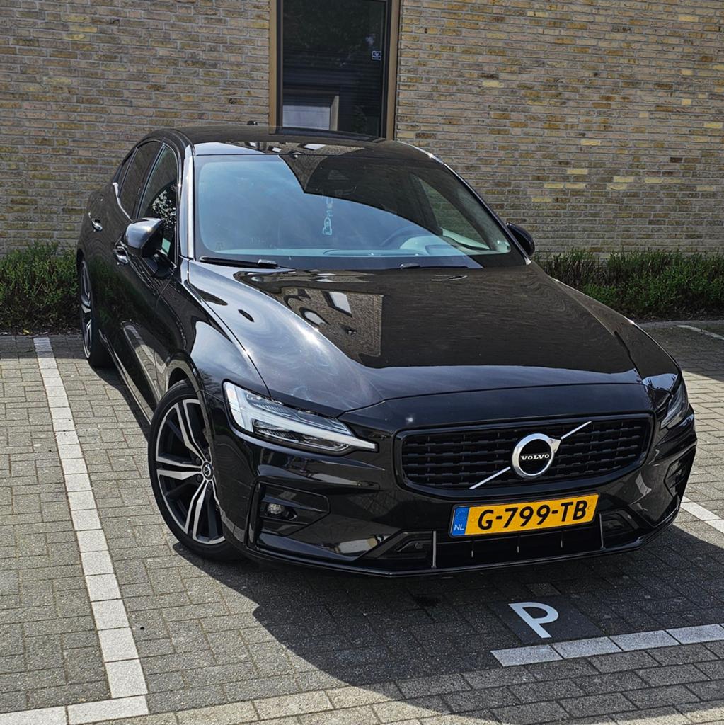 Volvo S60 T4 190pk R-Design Geartronic 2019 Zwart, Auto's, Volvo, 1800 kg, Zwart, 1969 cc, Zwart