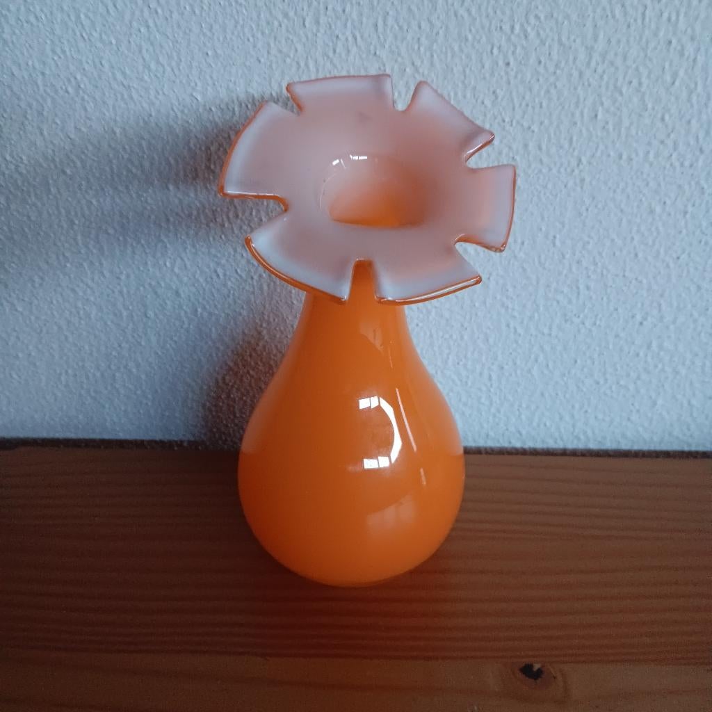 Glazen vaas, oranje met bloemvormige opening, vintage, Verzamelen, Retro, Huis en Inrichting, Ophalen of Verzenden