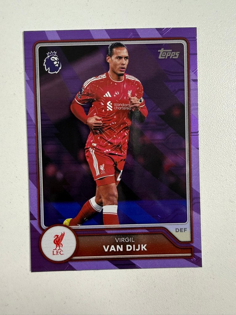 Virgil van Dijk Purple Voltage Topps Premier League 2026-27, Ophalen of Verzenden, Nieuw, Buitenlandse clubs, Poster, Plaatje of Sticker