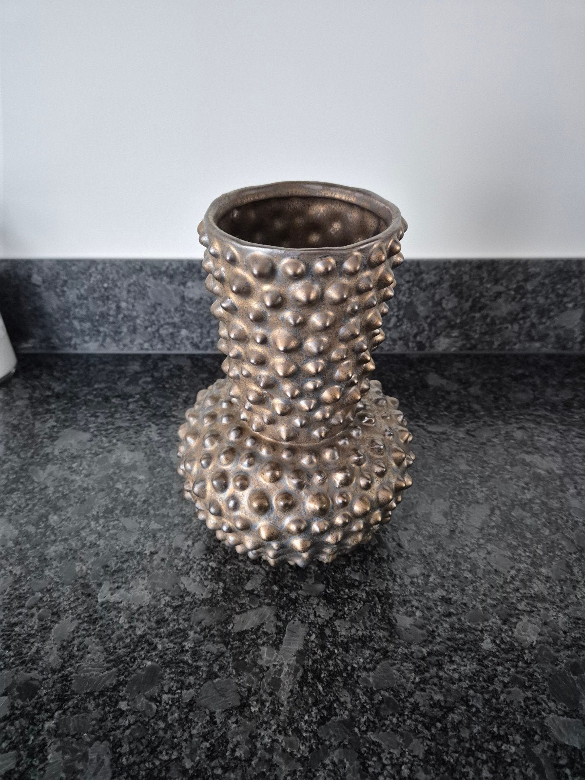 Daan Kromhout (DK) Vaas Brons met Dots, Huis en Inrichting, Ophalen of Verzenden, Overige kleuren, Overige materialen