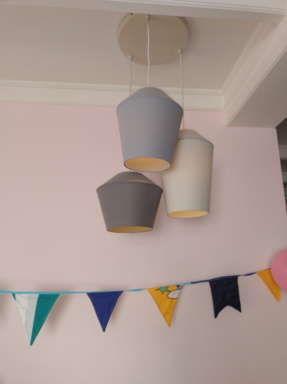 Hanglamp van merk Made met 3 kappen van stof in grijstinten, Huis en Inrichting, Lampen | Hanglampen, Ophalen, Textiel, Modern, Speels