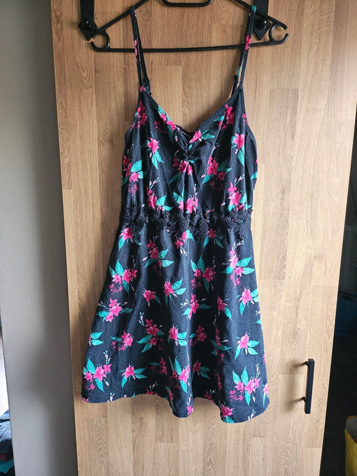 Zwart bloemenjurkje Janina maat 38/40, Kleding | Dames, Maat 38/40 (M), Zwart, Ophalen of Verzenden, Gedragen