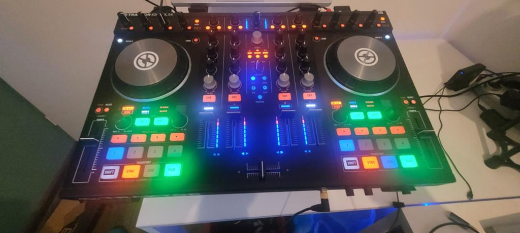 Native Instruments Traktor Kontrol S4 MK2 DJ Controller, Muziek en Instrumenten, Dj-sets en Draaitafels, Zo goed als nieuw, Dj-set