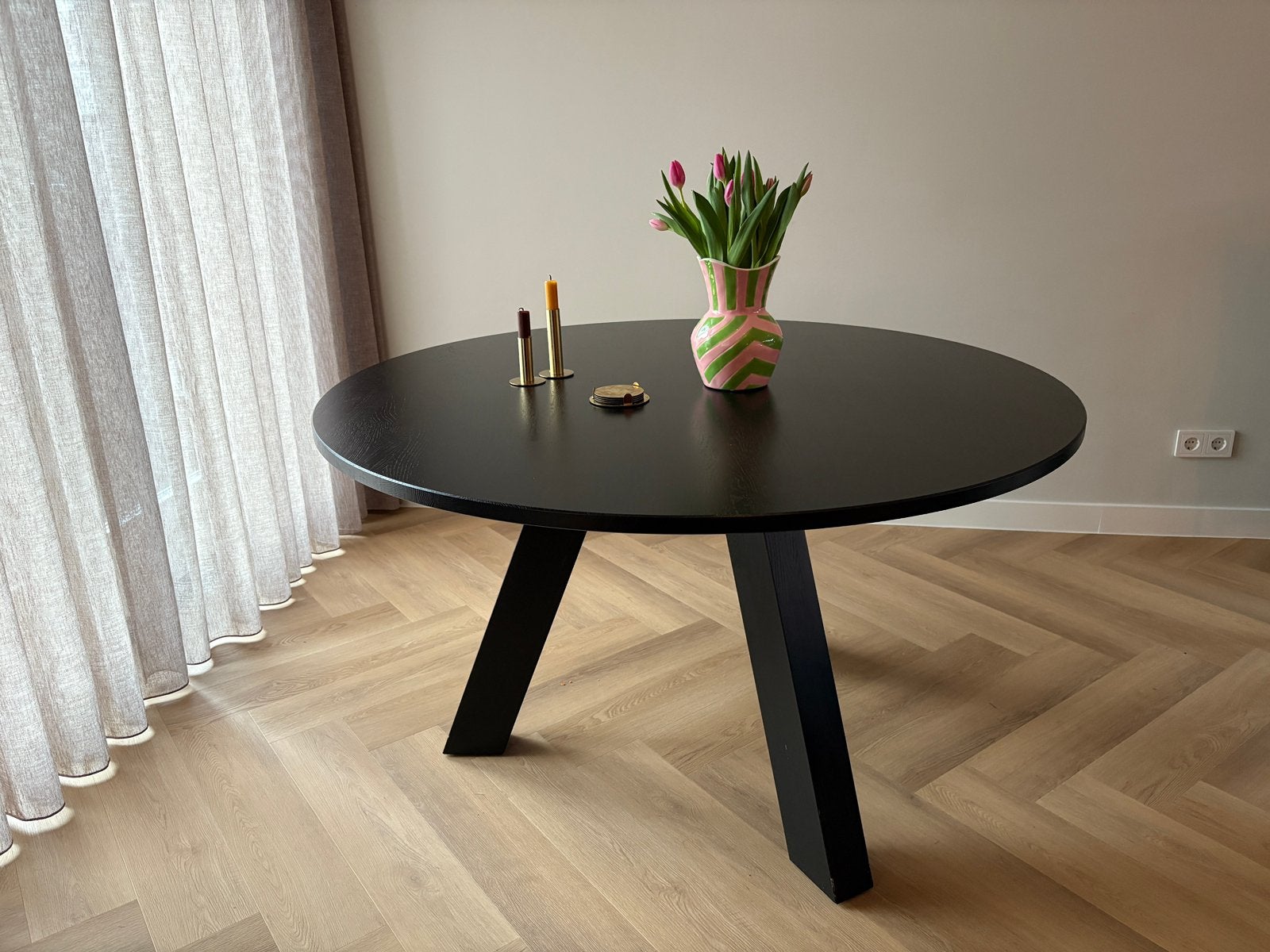 Woood Rhonda Ronde Eettafel 130cm Zwartbruin Eiken, Ophalen, Zo goed als nieuw, Rond, 100 tot 150 cm