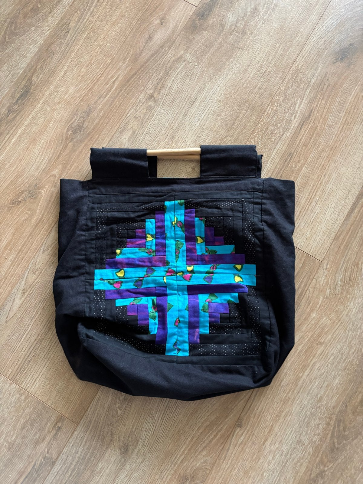 Zwarte shopper met kleurrijk patroon en houten handvatten, Ophalen of Verzenden, Gebruikt, Zwart, Shopper