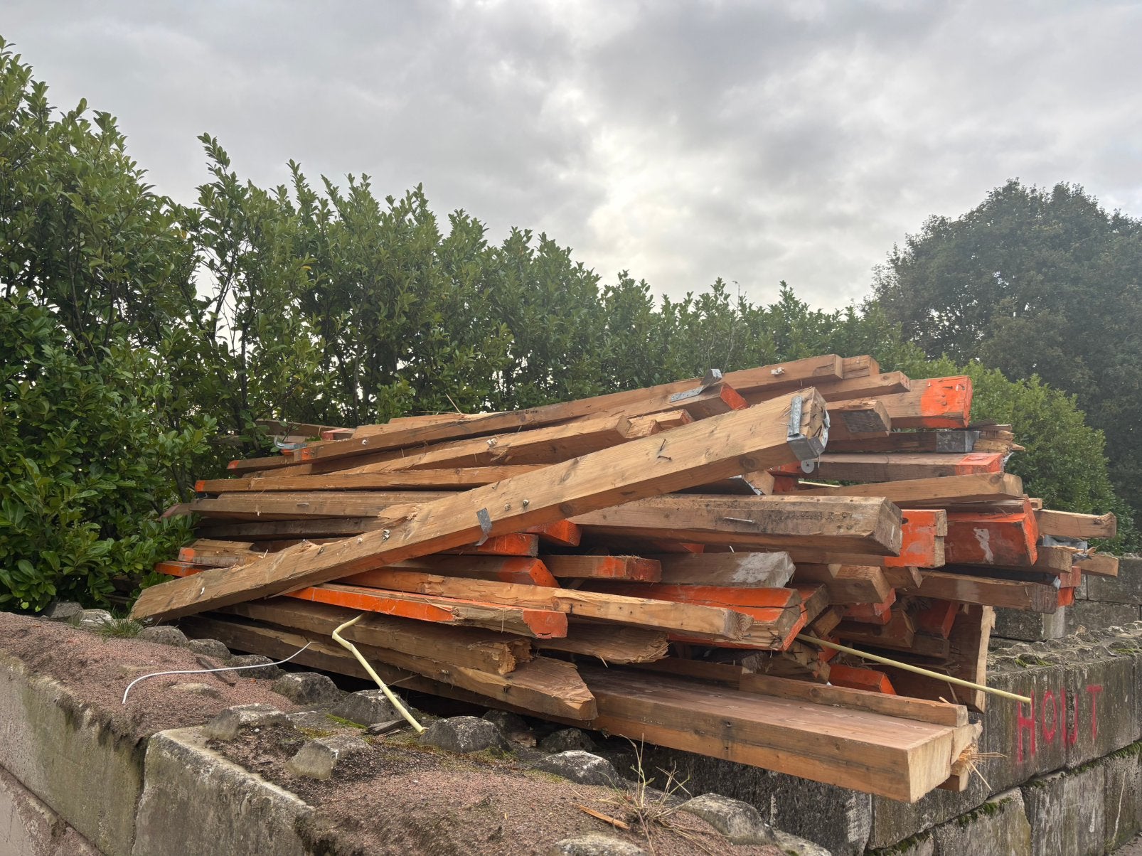 Diverse houten balken, Doe-het-zelf en Verbouw, Ophalen, Gebruikt, Balk, Vuren