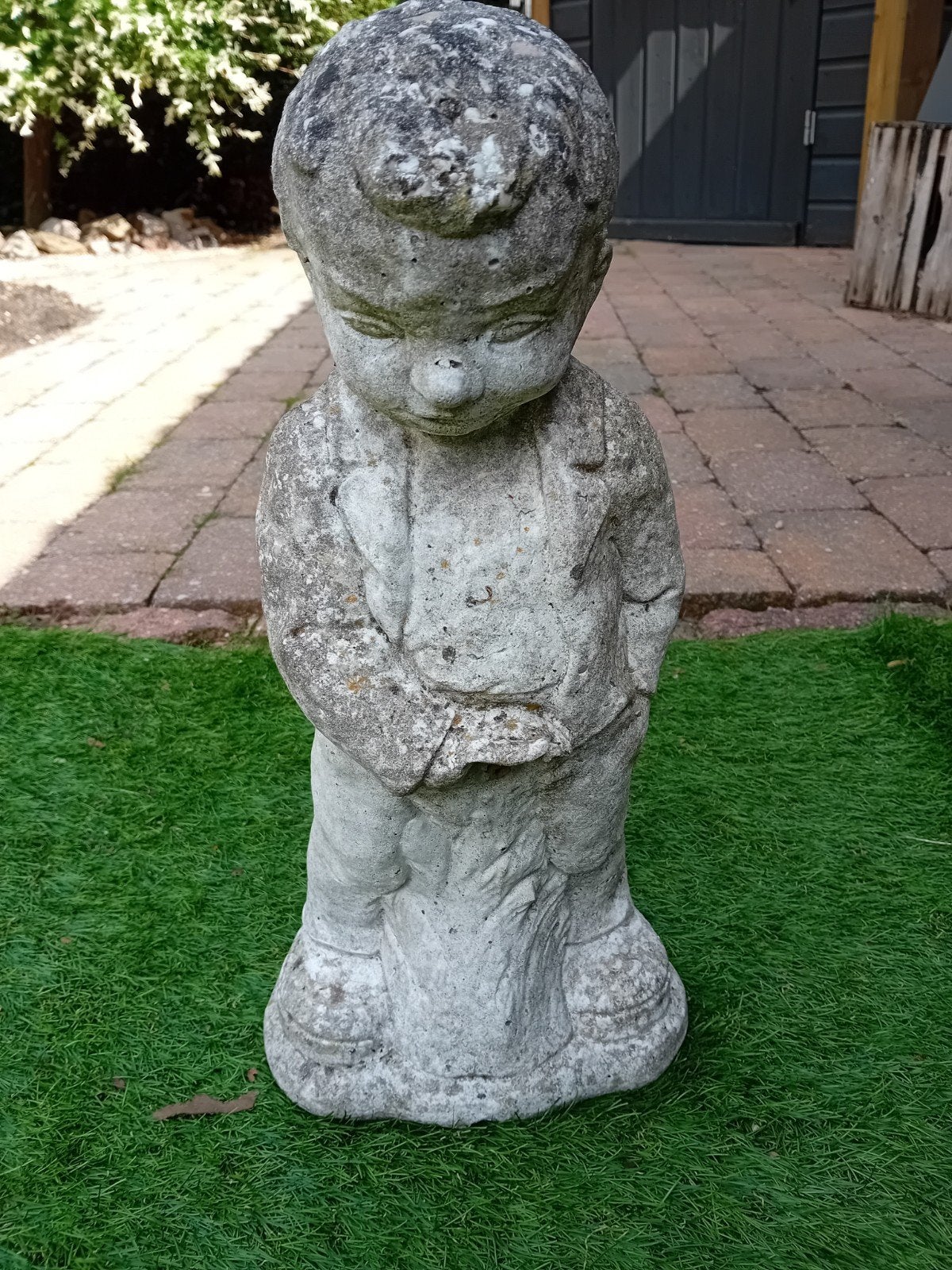 Vintage stenen beeldje jongen - Tuindecoratie, Ophalen of Verzenden, Gebruikt, Beton, Mensenbeeld