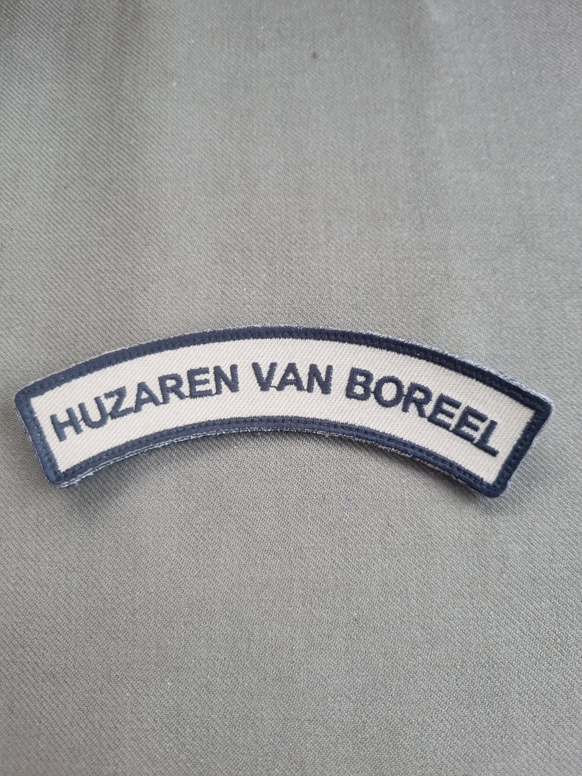 straatnaam Huzaren van Boreel met velcro, Verzamelen, Ophalen of Verzenden, Landmacht, Nederland, Embleem of Badge