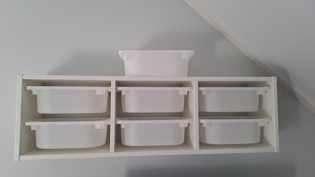 Trofast kast wit van Ikea met 7 bakjes. Hangend aan de muur., Ophalen, Zo goed als nieuw