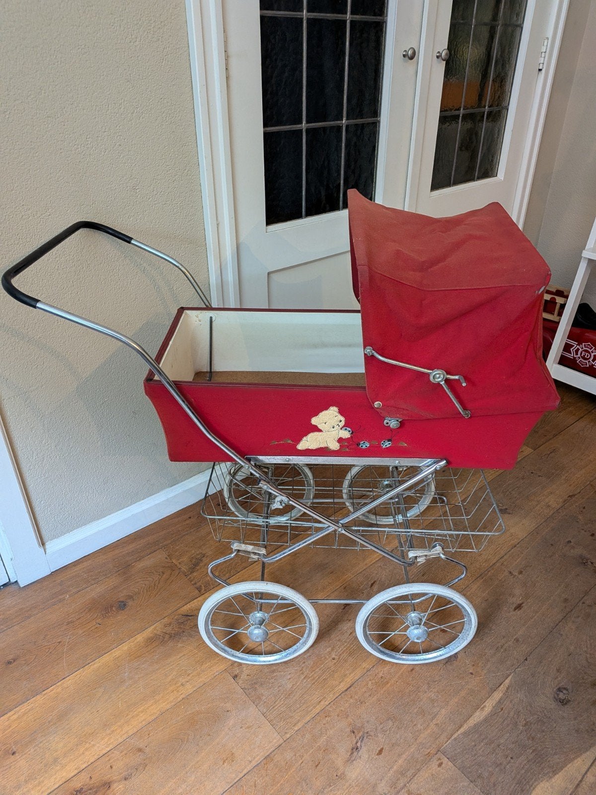 Vintage kinderwagen poppenwagen
Vintage rode poppenwagen van, Ophalen, Gebruikt