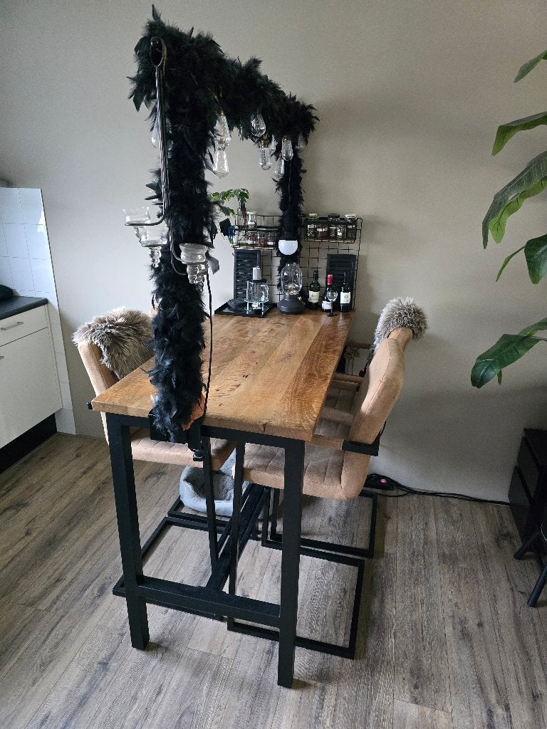 Industriële bartafel Britt met 4 barkrukken Lizzy