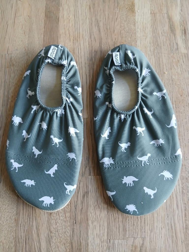 Leuke groene waterschoentjes met dino's, maat 30, Schoentjes, Jongetje of Meisje, Ophalen of Verzenden, Zo goed als nieuw