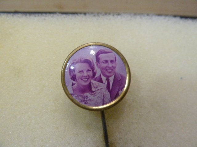 Vintage Speldje Beatrix en Claus, Verzamelen, Ophalen of Verzenden, Gebruikt, Overige onderwerpen, Speldje of Pin