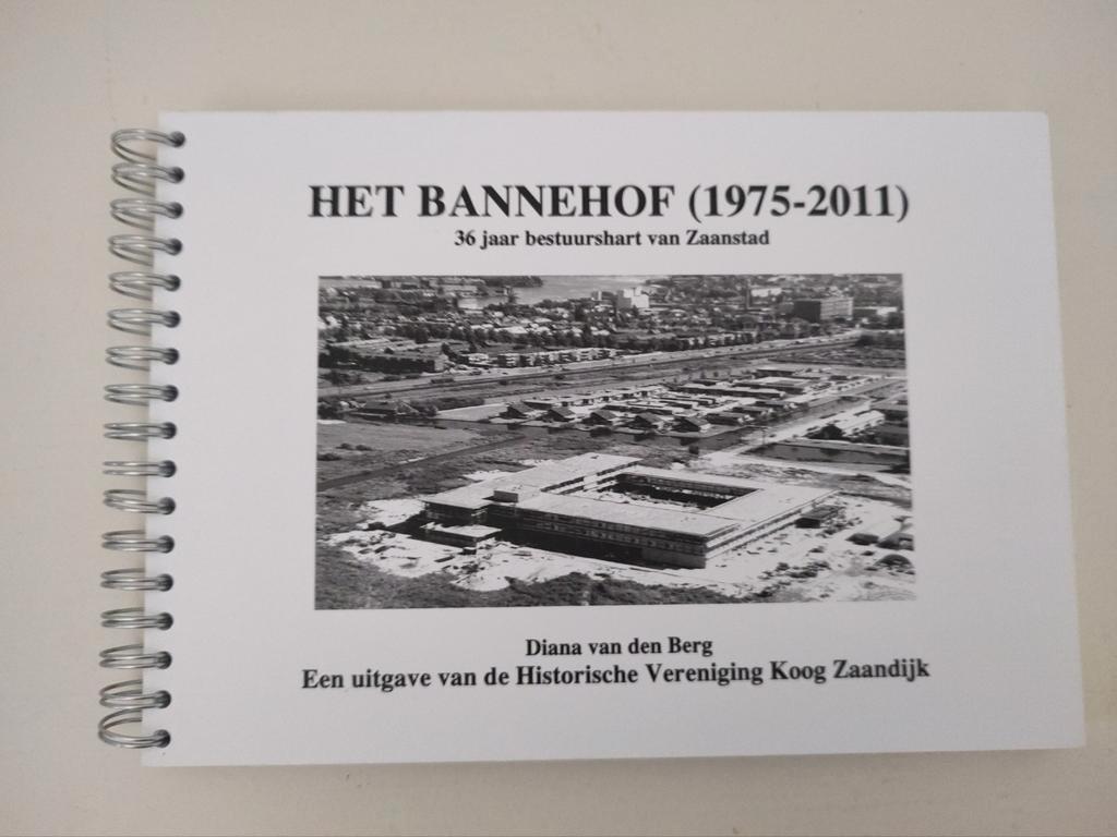 Het Bannehof (1975-2011): 36 jaar bestuurshart van Zaanstad, Ophalen of Verzenden, 20e eeuw of later, Gelezen