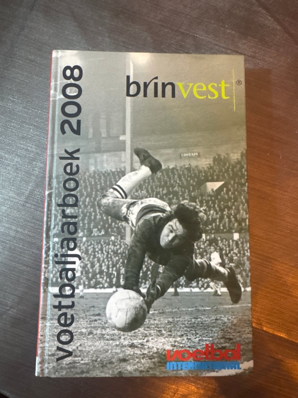 Voetbaljaarboek 2008 Voetbal International - Brinvest Editie, Boeken, Ophalen of Verzenden, Gelezen, Balsport