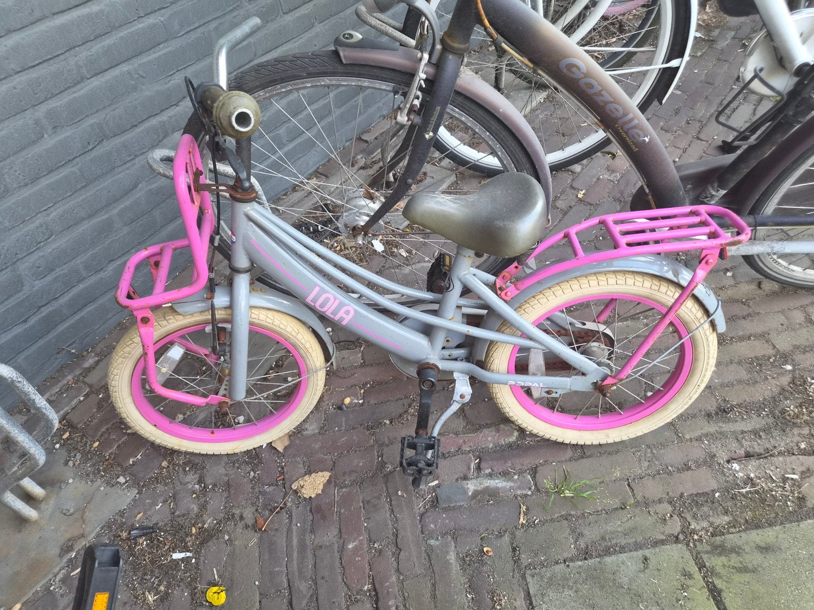 Lola kinderfiets met lekke voorband - roze/grijs, Fietsen en Brommers, Ophalen, Terugtraprem, Gebruikt, Lola