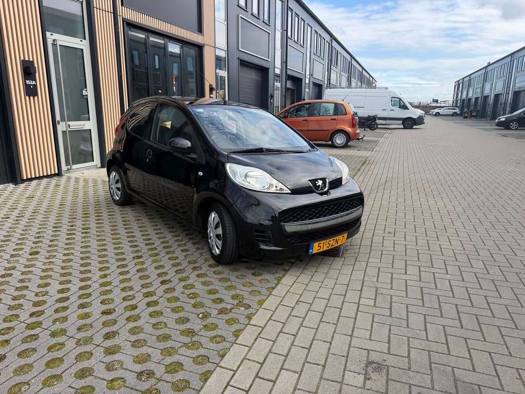 Peugeot 107 1.0 12V 5DR automaat km 166.000 nap, Zwart, 4 stoelen, Bedrijf, Geïmporteerd