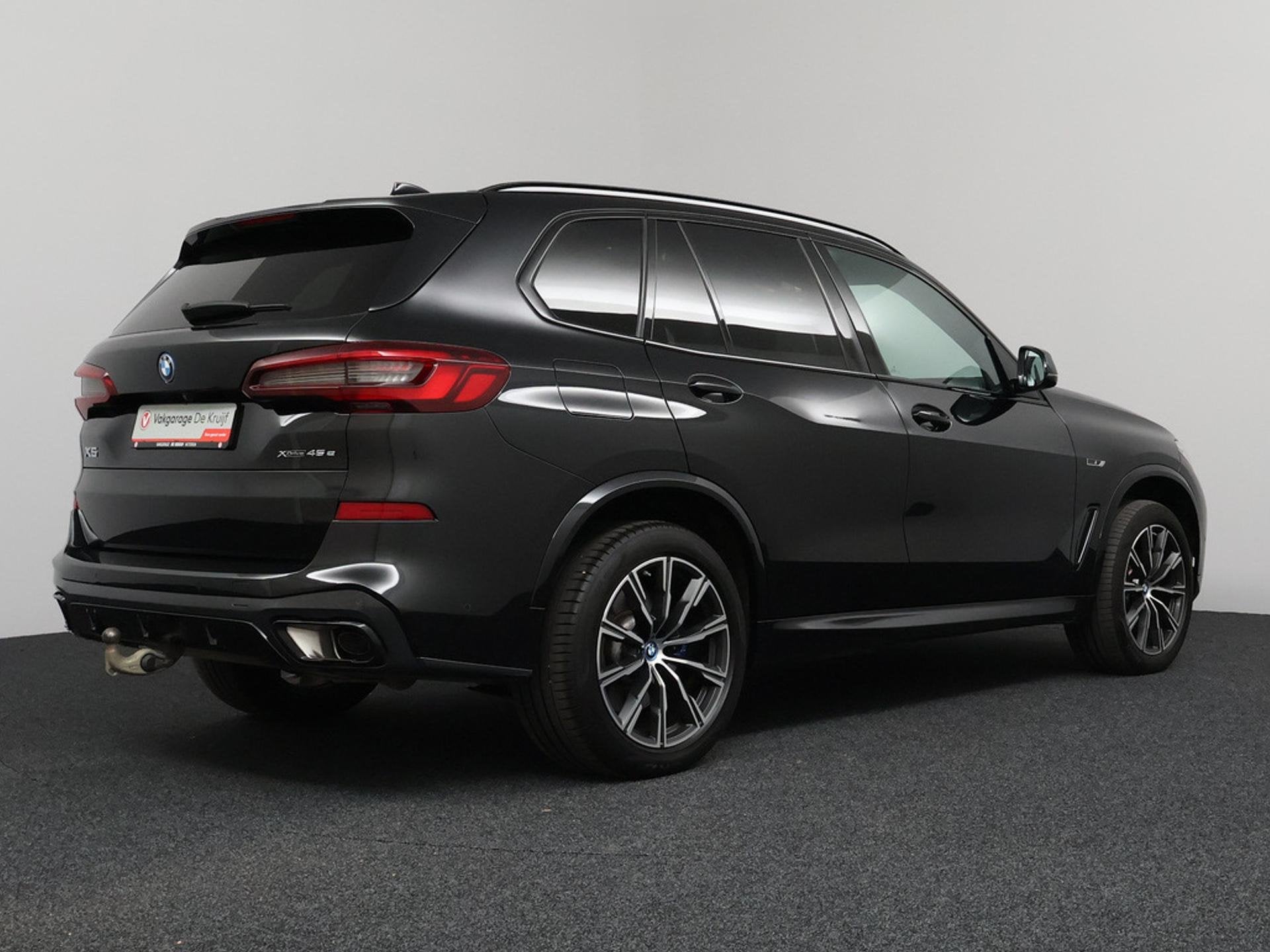 BMW X5 xDrive45e Executive M-Pakket | Panoramadak | Trekhaak, Auto's, Dealer onderhouden, Gebruikt, 394 pk, Zwart