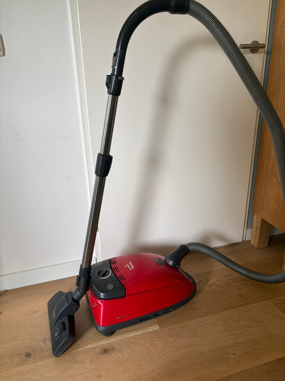 Miele Cat & Dog Plus stofzuiger 1600watt, Zo goed als nieuw, Sledestofzuiger, Stille werking, 1200 tot 1600 watt