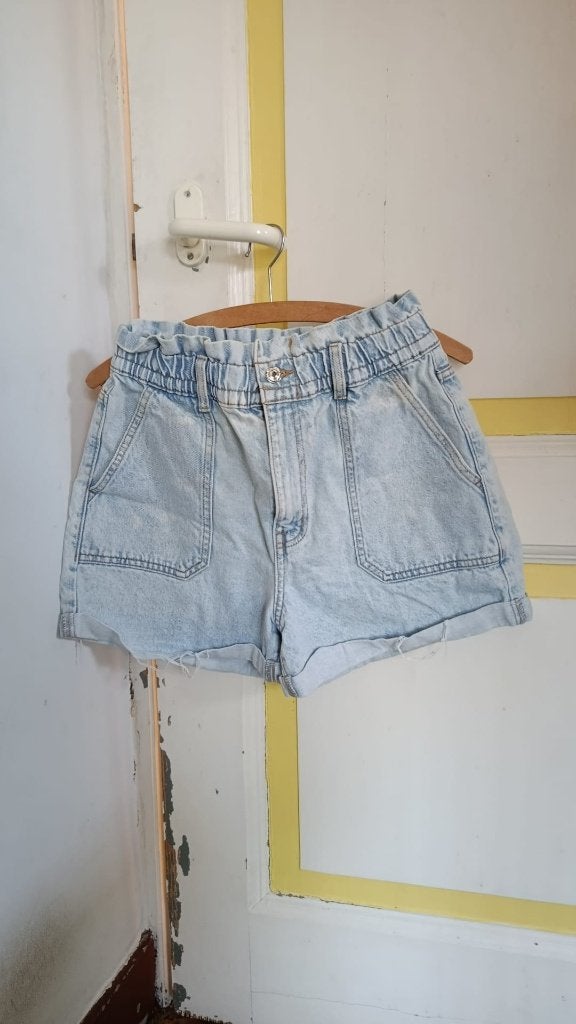 Lichtblauwe denim shorts met hoge taille, Kleding | Dames, Ophalen of Verzenden, Zo goed als nieuw, W28 - W29 (confectie 36), Primark