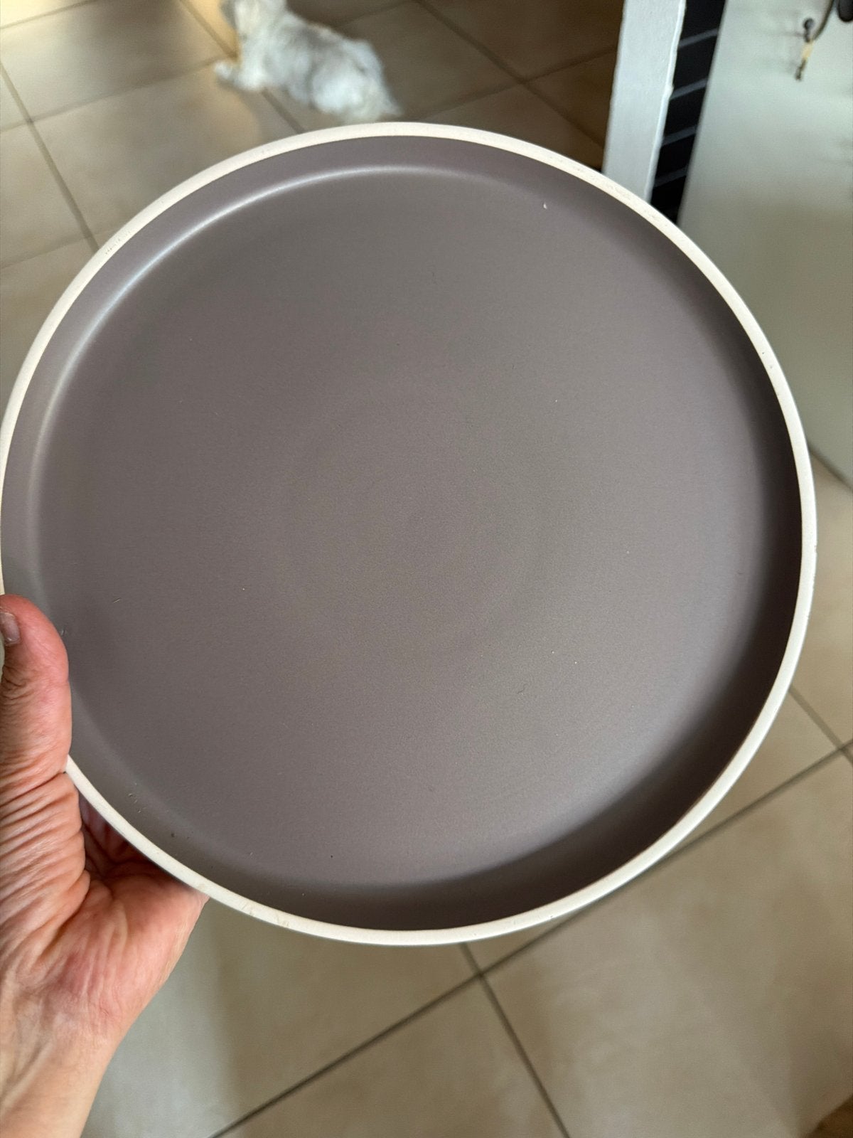 Modern taupe bord - 28 cm diameter, Ophalen, Overige merken, Keramiek, Zo goed als nieuw