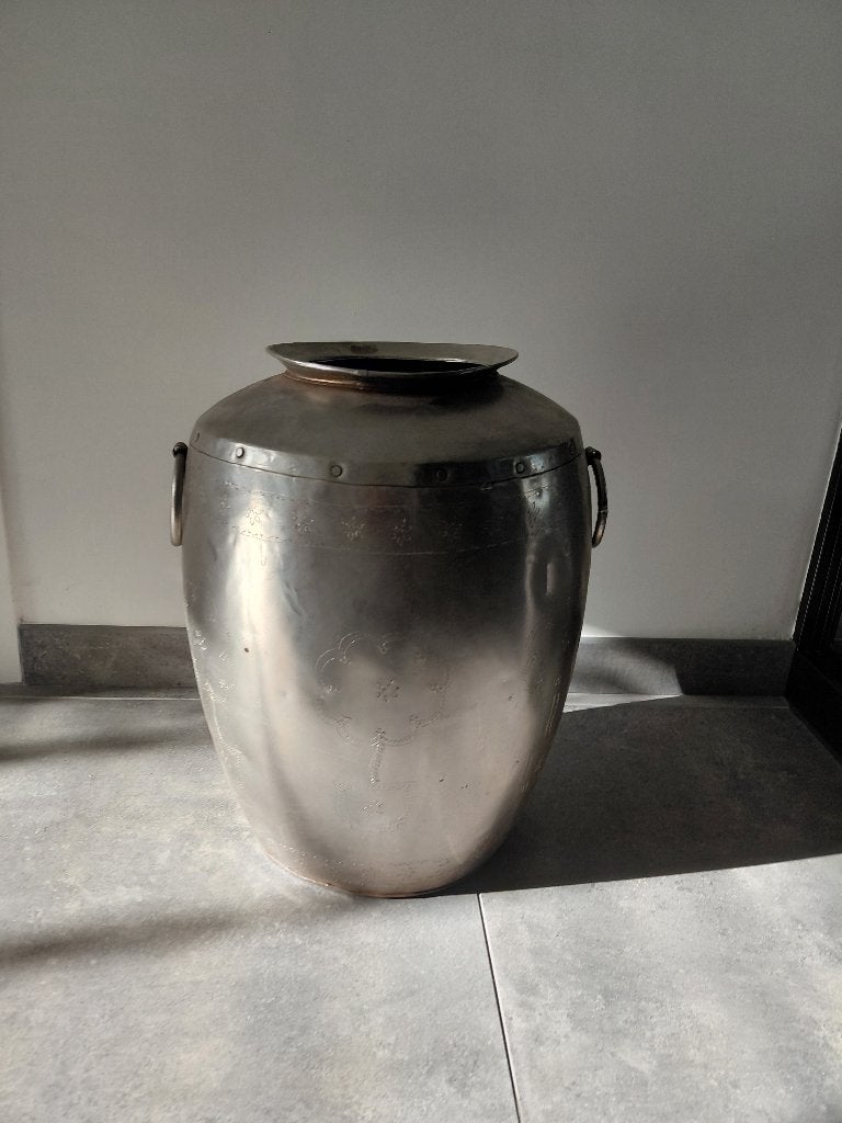 Grote metalen vaas met handvatten en patroon, Ophalen, Gebruikt, Met handvat, 45 cm