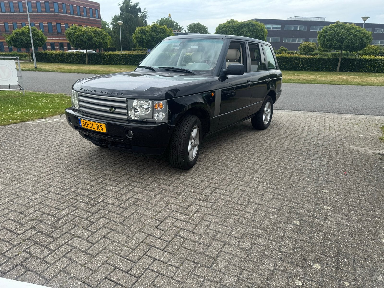 Range Rover L322 4.4 V8 | Nieuwe APK | Veel vernieuwd, Auto's, Automaat, 2460 kg, 8 cilinders, Zwart