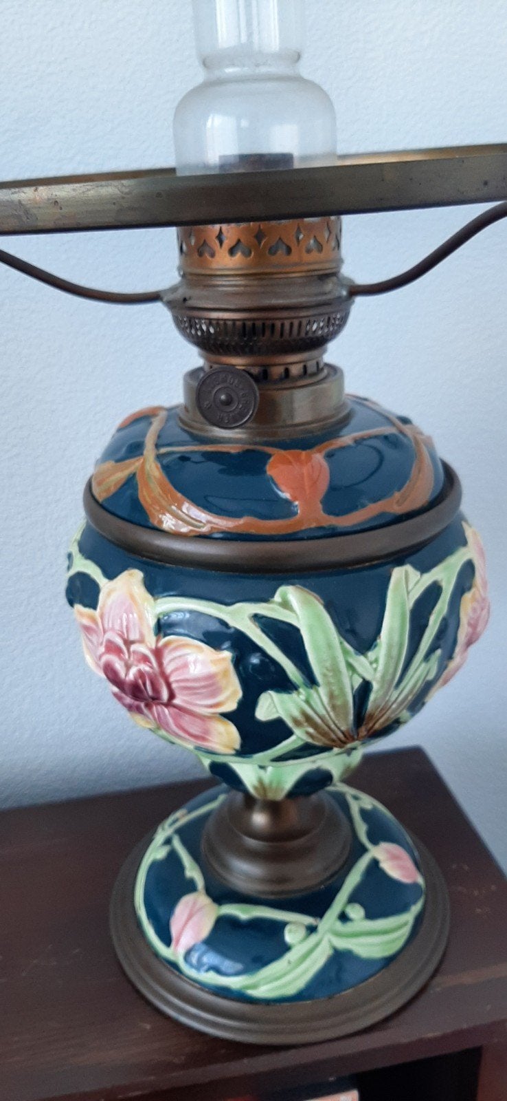 Antieke olielamp met bloemmotief, Antiek en Kunst, Antiek | Lampen, Ophalen of Verzenden