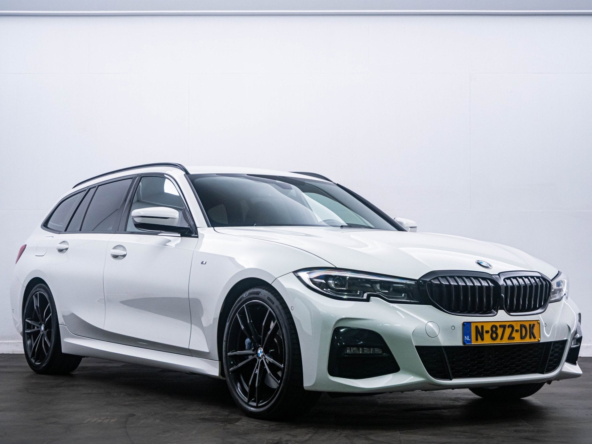 BMW 3-serie Touring 318i High Executive M-Sport|Trekhaak|LED, Auto's, BMW, Achterwielaandrijving, Gebruikt, Wit, 1545 kg