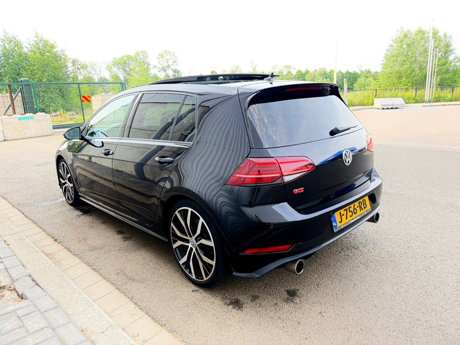 Volkswagen Golf 2.0 TSI DSG PANO/ACC/DCC/Honeycomb, Navigatiesysteem, 4 cilinders, Zwart, 1600 kg