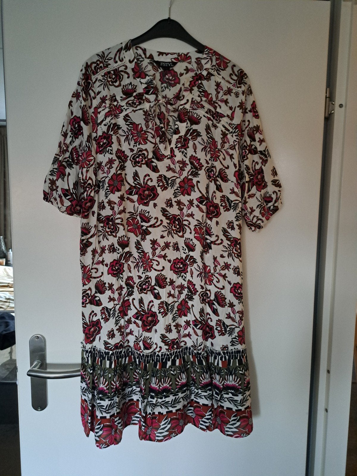 Superleuk jurkje FSTVL mt 42 zgan met ruches, Meerkleurig, Maat 42/44 (L), Ophalen of Verzenden, Knielengte