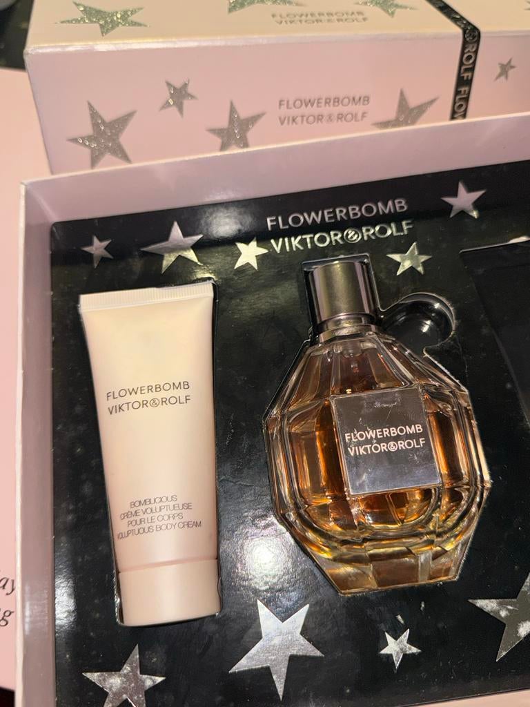 Viktor & Rolf Flowerbomb Cadeauset - Parfum & Bodycrème, Sieraden, Tassen en Uiterlijk, Uiterlijk | Parfum, Ophalen of Verzenden