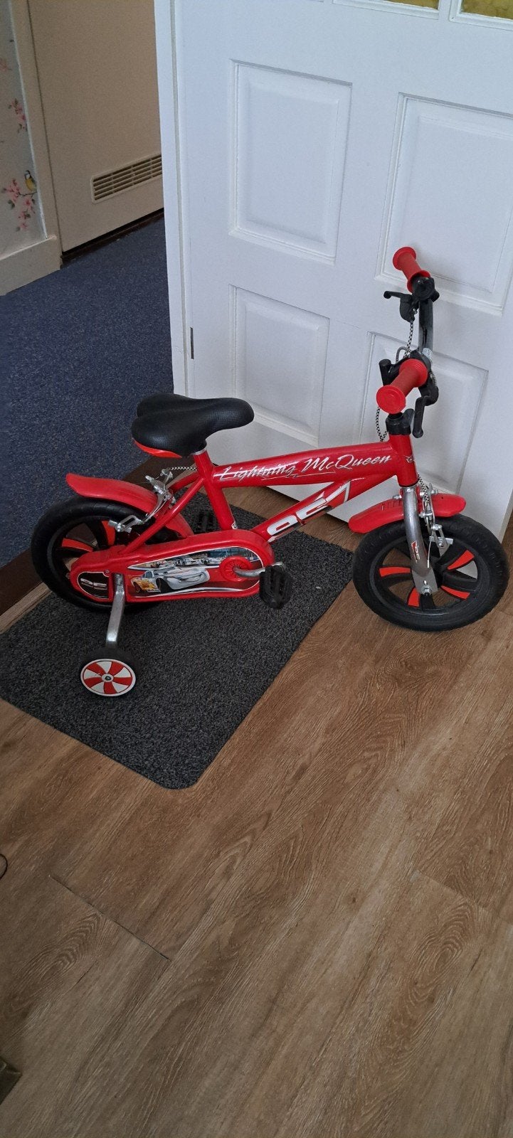 Cars Lightning McQueen kinderfietsje met zijwieltjes, Ophalen, Terugtraprem, Zijwieltjes, Gebruikt