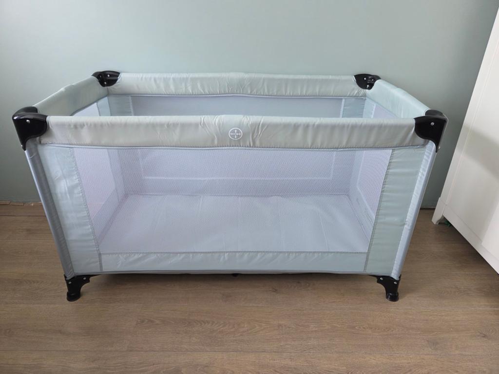 MamaLoes Soof groen campingbedje in nieuwstaat, Ophalen, Nieuw, Minder dan 140 cm, Matras