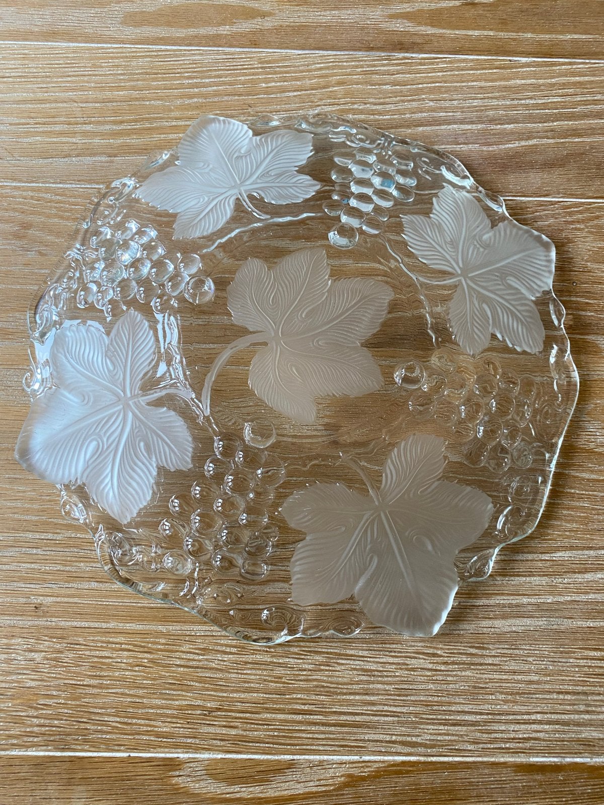 Glazen Gebakschaal met Druiven en Bladeren Motief, Schaal, Rond, Ophalen of Verzenden, Glas